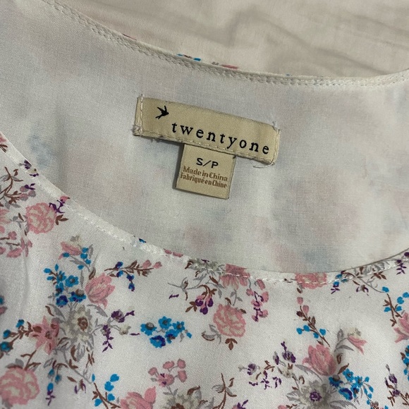 Ruffled white top with floral print - Picture 4 of 4